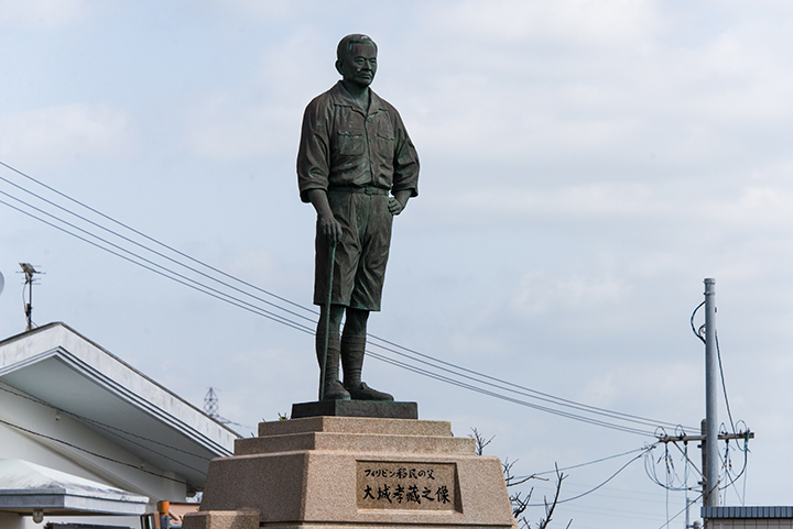 Estatua de bronce de Kozo Oshiro