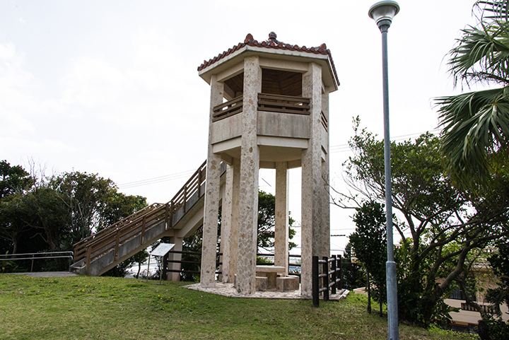 Estatua de bronce de Kozo Oshiro